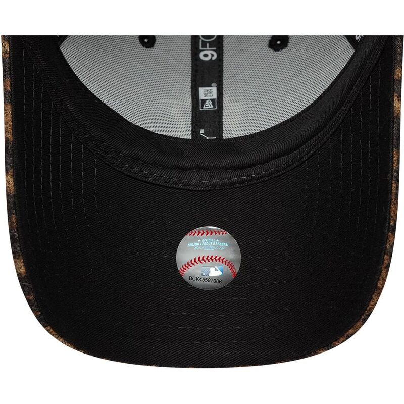 kasketter-buet-leopard-justerbar-rem-9forty-leopard-cosy-fra-new-york-yankees-mlb-af-new-era