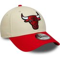 kasketter-buet-beige-justerbar-rem-9forty-colour-block-fra-chicago-bulls-nba-af-new-era