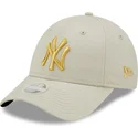 buet-beige-justerbar-kasket-til-kvinder-med-gyldent-logo-9forty-metallic-logo-fra-new-york-yankees-mlb-fra-new-era