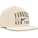 kasketter-flad-beige-tilpasset-dri-fit-true-structured-aero-bill-fra-new-york-yankees-mlb-af-nike