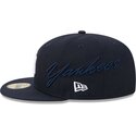 kasketter-flad-marinebla-tilpasset-59fifty-side-script-fra-new-york-yankees-mlb-af-new-era
