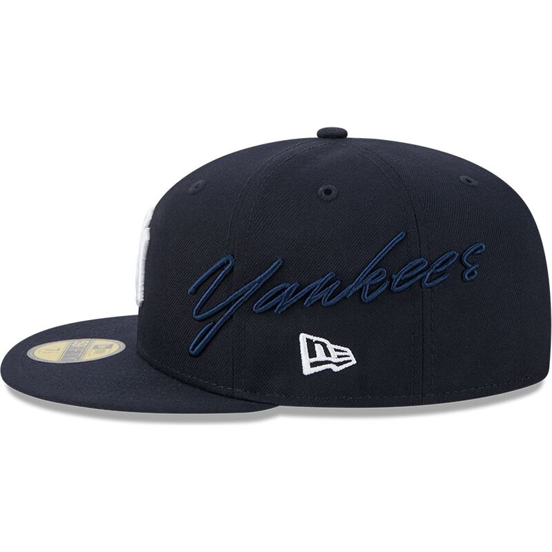 kasketter-flad-marinebla-tilpasset-59fifty-side-script-fra-new-york-yankees-mlb-af-new-era