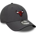 kasketter-buet-gra-justerbar-rem-9forty-recycled-fra-chicago-bulls-nba-af-new-era