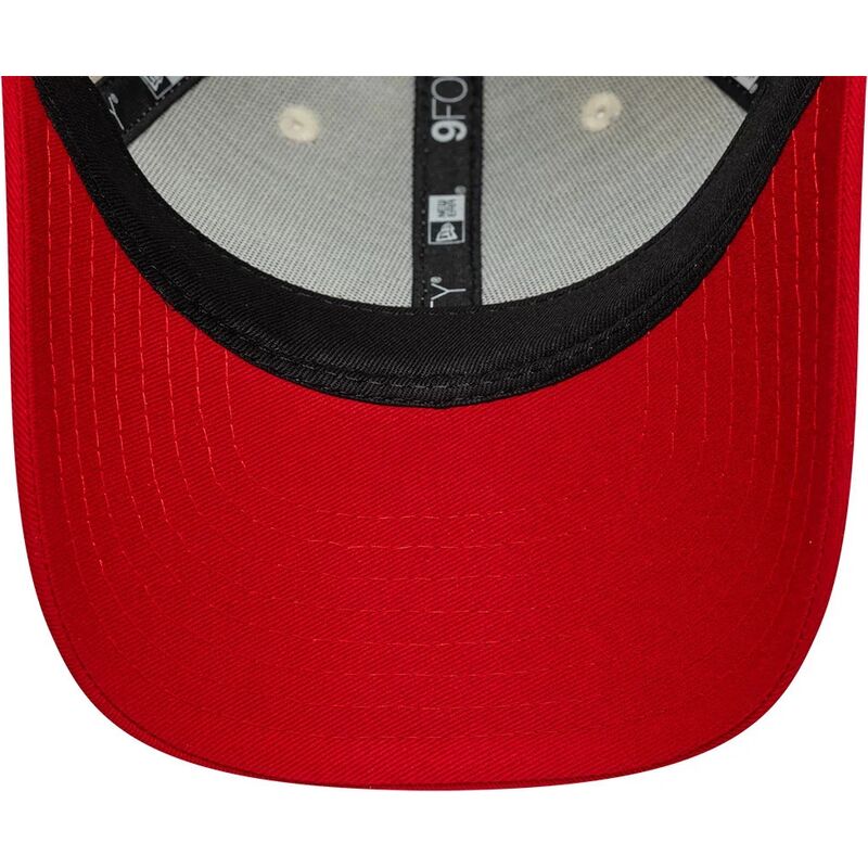 kasketter-buet-beige-justerbar-rem-til-barn-9forty-contrast-fra-manchester-united-football-club-premier-league-af-new-era