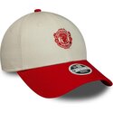 kasketter-buet-beige-justerbar-rem-9forty-contrast-fra-manchester-united-football-club-premier-league-af-new-era