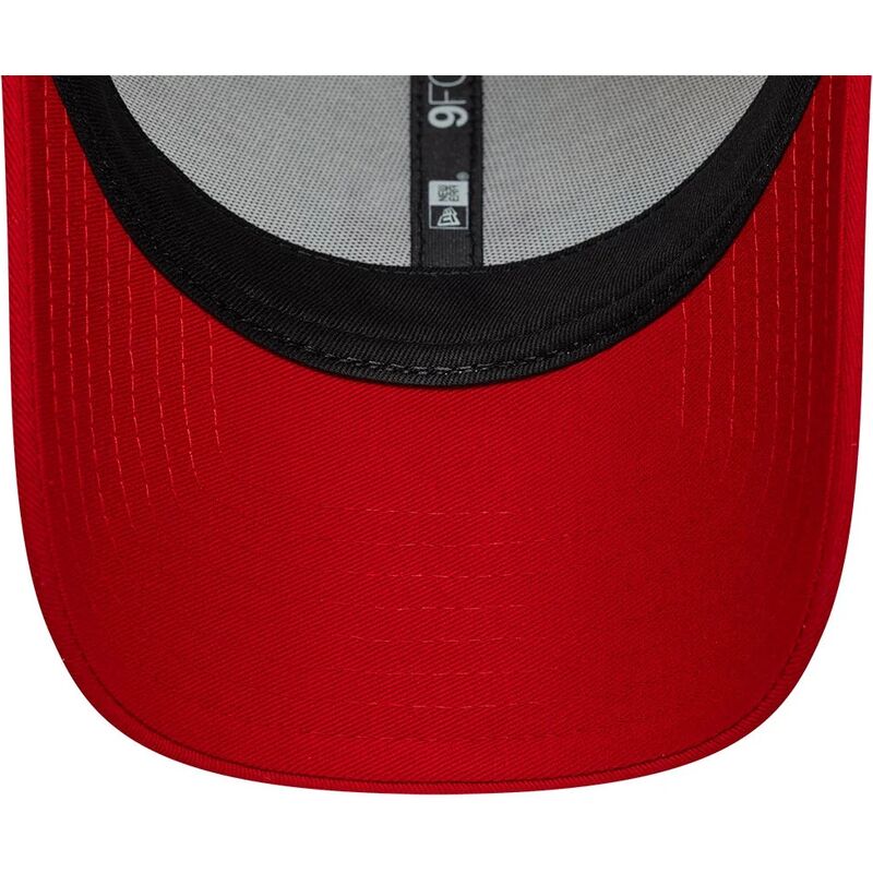 kasketter-buet-beige-justerbar-rem-9forty-contrast-fra-manchester-united-football-club-premier-league-af-new-era