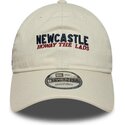 kasketter-buet-beige-justerbar-rem-9twenty-wordmark-howay-the-lads-fra-newcastle-united-football-club-premier-league-af-new-era