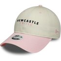 kasketter-buet-beige-justerbar-rem-rosa-9twenty-fra-newcastle-united-football-club-premier-league-af-new-era