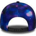 kasketter-buet-flerfarvet-snapback-til-barn-9forty-all-over-print-space-fra-new-york-yankees-mlb-af-new-era