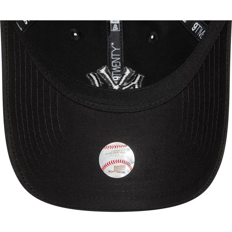 sort-justerbar-curved-kasket-med-sort-logo-9twenty-league-essential-fra-new-york-yankees-mlb-fra-new-era sort-justerbar-curved-kasket-med-sort-logo-9twenty-league-essential-fra-new-york-yankees-mlb-fra-new-era
