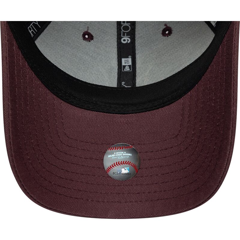 kasketter-buet-rod-justerbar-rem-9forty-league-essential-fra-new-york-yankees-mlb-af-new-era