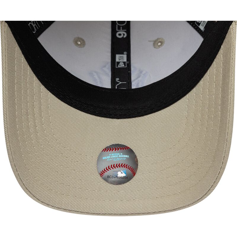 kasketter-buet-beige-justerbar-rem-9forty-monster-icon-fra-new-york-yankees-mlb-af-new-era