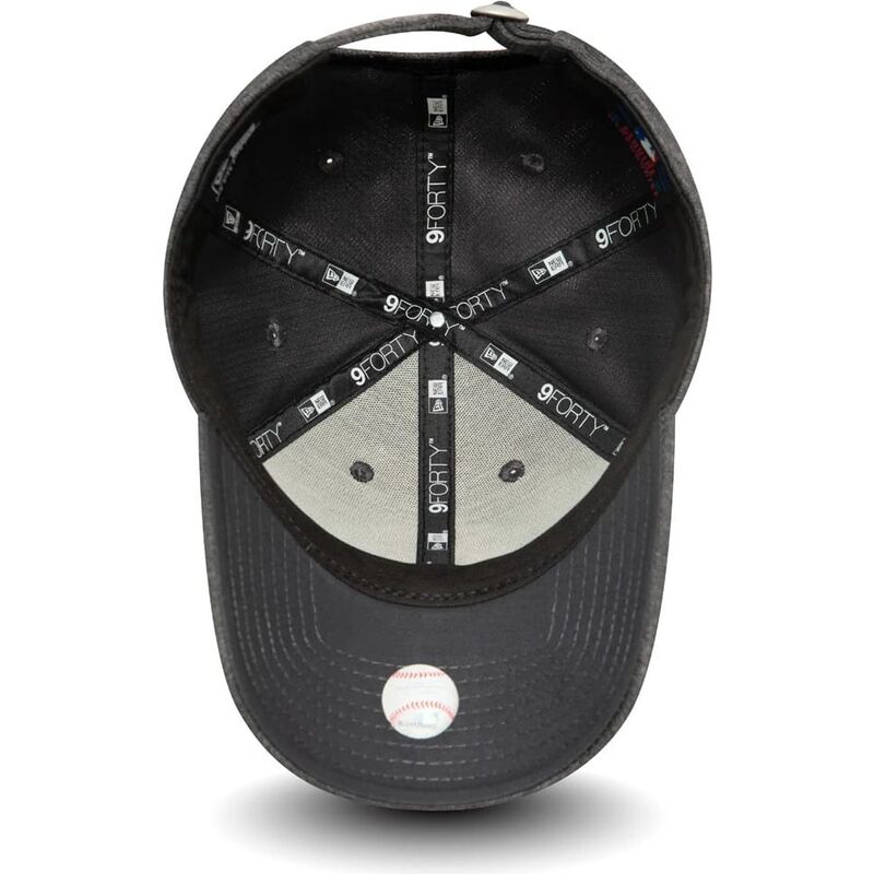 gra-justerbar-curved-cap-med-lyserodt-logo-9forty-tech-jersey-fra-new-york-yankees-mlb-fra-new-era