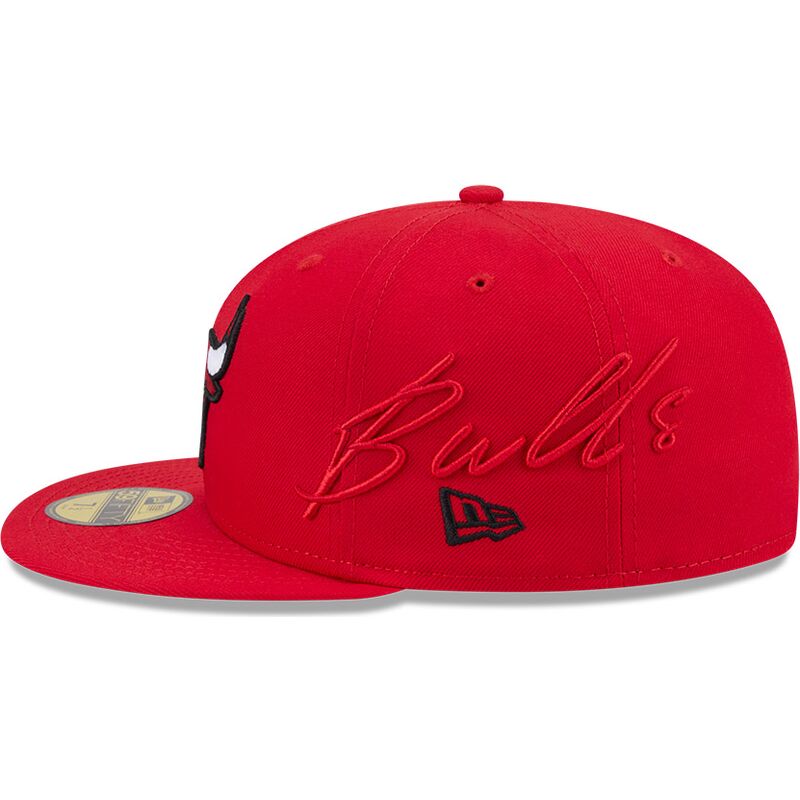 kasketter-flad-rod-tilpasset-59fifty-side-script-fra-chicago-bulls-nba-af-new-era