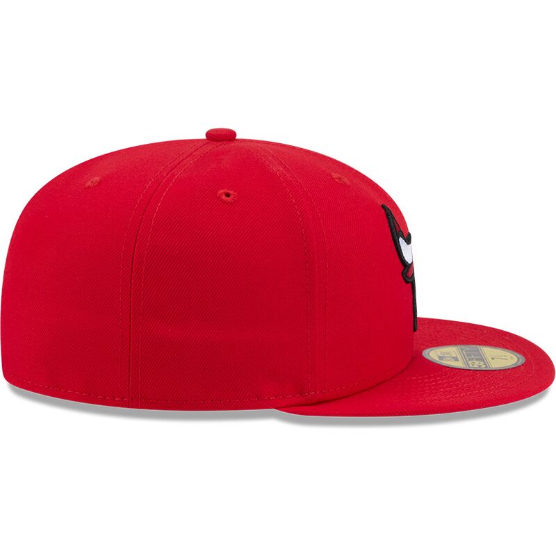 kasketter-flad-rod-tilpasset-59fifty-side-script-fra-chicago-bulls-nba-af-new-era