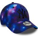 kasketter-buet-flerfarvet-snapback-til-barn-9forty-all-over-print-space-fra-new-york-yankees-mlb-af-new-era