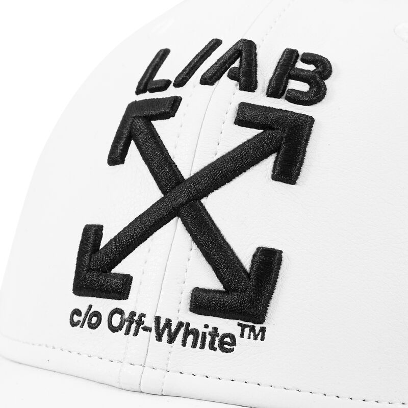 kasketter-buet-hvid-justerbar-rem-clamp-arrows-pu-leather-af-l-ab-c-o-off-white