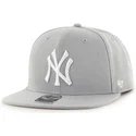 gra-snapback-cap-med-flad-skygge-og-denimstof-fra-mlb-new-york-yankees-af-47-brand