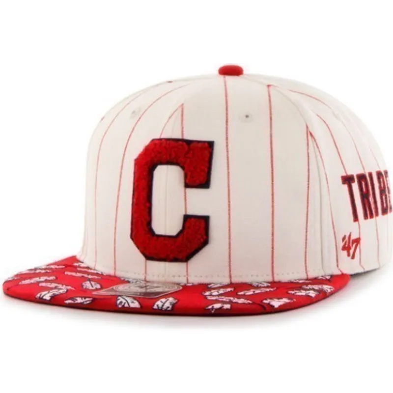 flad-kasket-i-creme-snapback-med-rode-striber-og-sidebogstaver-fra-mlb-cleveland-indians-af-47-brand