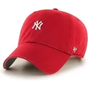 rod-kasket-med-buet-skygge-og-lille-mlb-new-york-yankees-logo-fra-47-brand