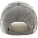 gra-kasket-med-buet-skygge-og-lille-mlb-new-york-yankees-logo-fra-47-brand