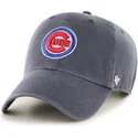 morkebla-kasket-med-buet-skygge-og-frontlogo-af-mlb-chicago-cubs-fra-47-brand