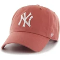 kasket-med-buet-skygge-rod-med-stort-frontlogo-fra-mlb-new-york-yankees-fra-47-brand