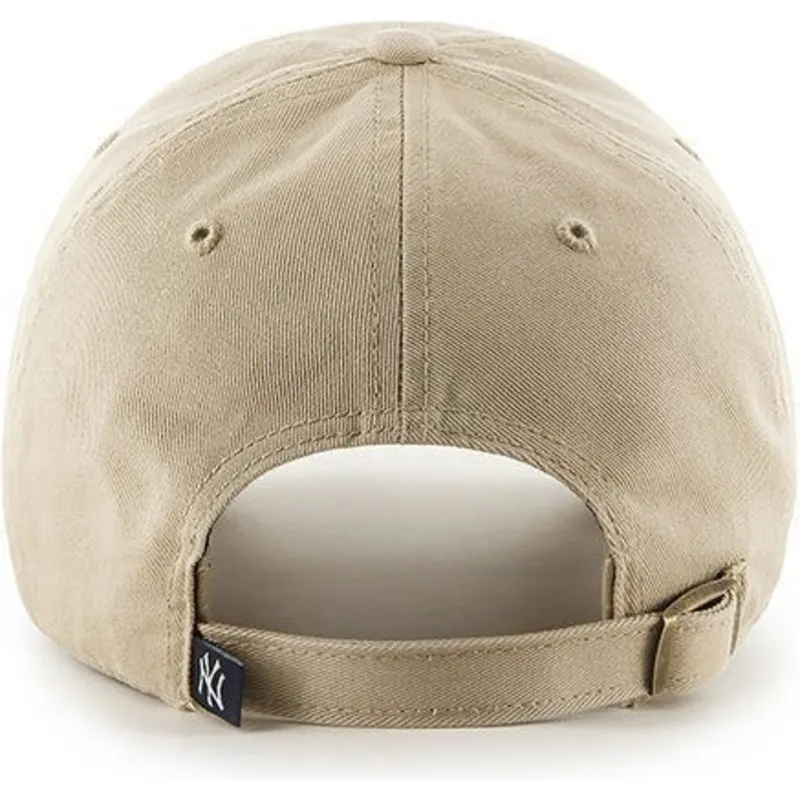 kasket-med-buet-skygge-beige-med-stort-frontlogo-fra-mlb-new-york-yankees-fra-47-brand