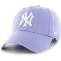 violet-kasket-med-buet-skygge-og-stort-frontlogo-af-mlb-new-york-yankees-fra-47-brand