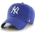 bla-kasket-med-buet-skygge-og-stort-mlb-new-york-yankees-logo-fra-47-brand