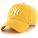 gul-kasket-med-buet-skygge-og-stort-mlb-new-york-yankees-logo-foran-fra-47-brand