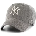 sort-kasket-med-buet-skygge-og-stort-mlb-new-york-yankees-logo-fra-47-brand